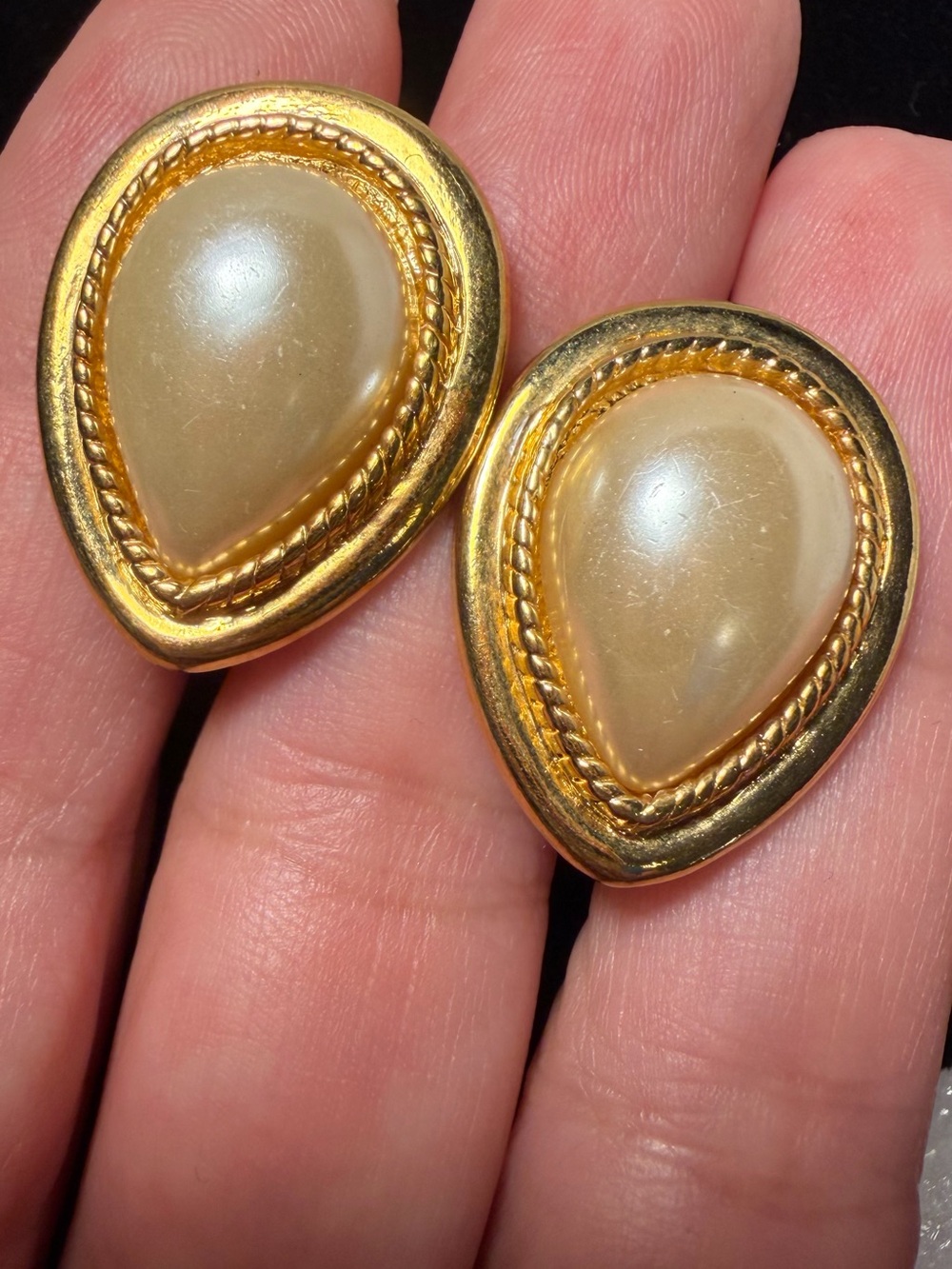 Vintage Sarah Coventry Gold Tone Faux Pearl Teardrop Clip On Earrings